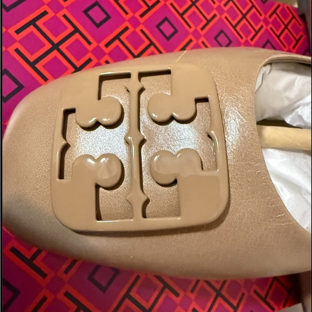 New-Tory Burch Tan Leather Flats with Iconic Logo